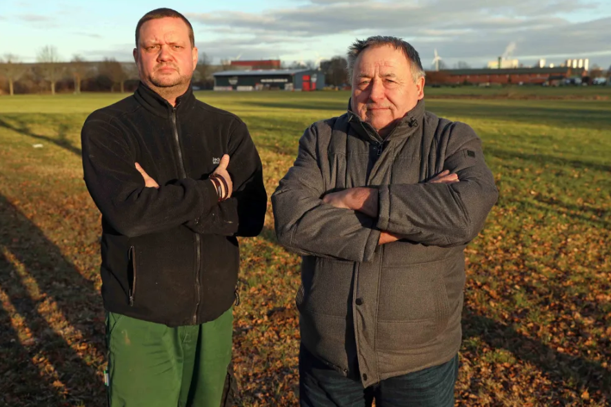 Беспокойство за свою деревню: член местного совета Ян Ахиллес (46, слева) и пенсионер Михаэль Кригер (68) © Штефан Третропп
