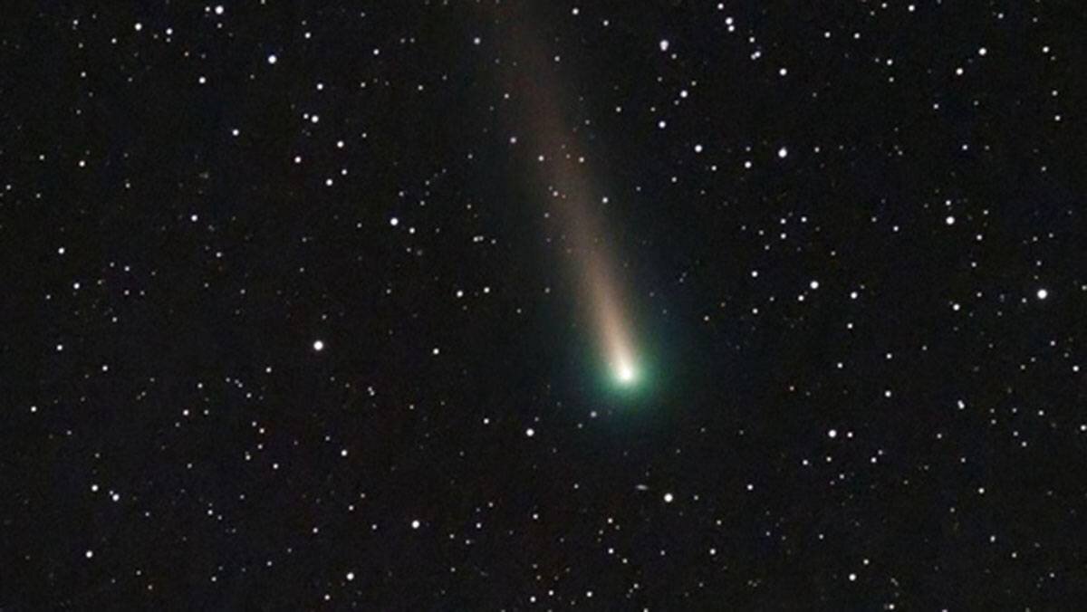 Когда можно увидеть комету в москве. Зеленая Комета 2023. Кометы. Фото кометы в космосе. Комета черная.