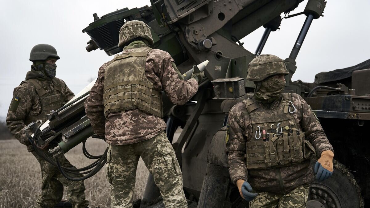    Украинские солдаты с самоходной гаубицей CAESAR возле Авдеевки© AP Photo / Libkos