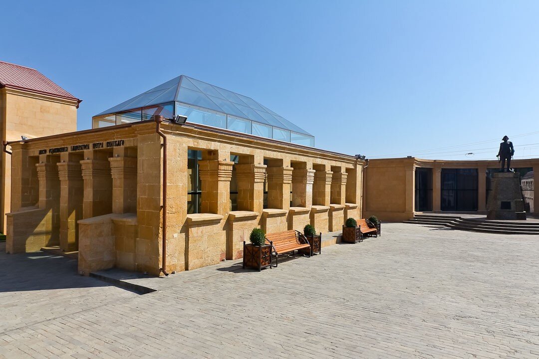 землянка петра дербент. первый дербент. дом петра 1 в дербенте. первый дербент. тираспольский городской дворец культуры.