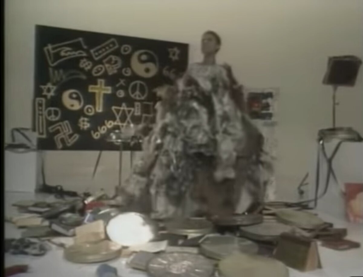 Стоп-кадр клипа. Крест посередине в числе идеологий...