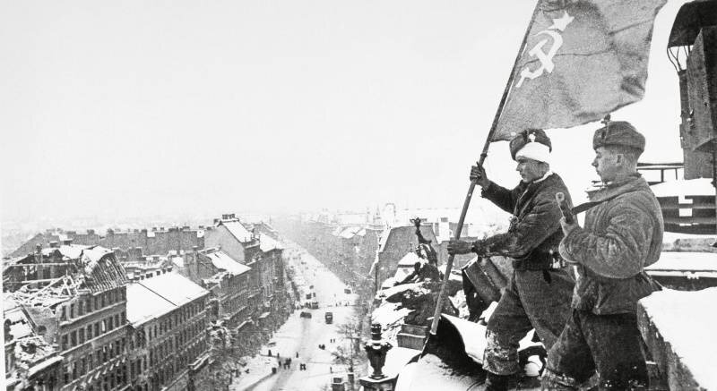 Старший сержант Евгений Иванович Костерев и младший сержант Александр Дмитриевич Пертяков из 1405-го зенитного артиллерийского полка.