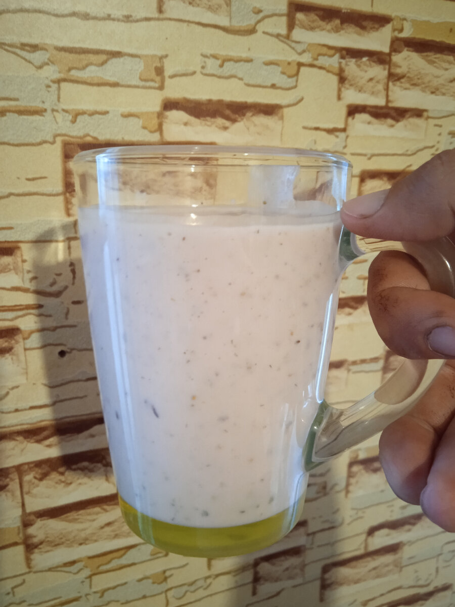 Свежеприготовленный йогурт. Без украшения, но очень вкусный. 