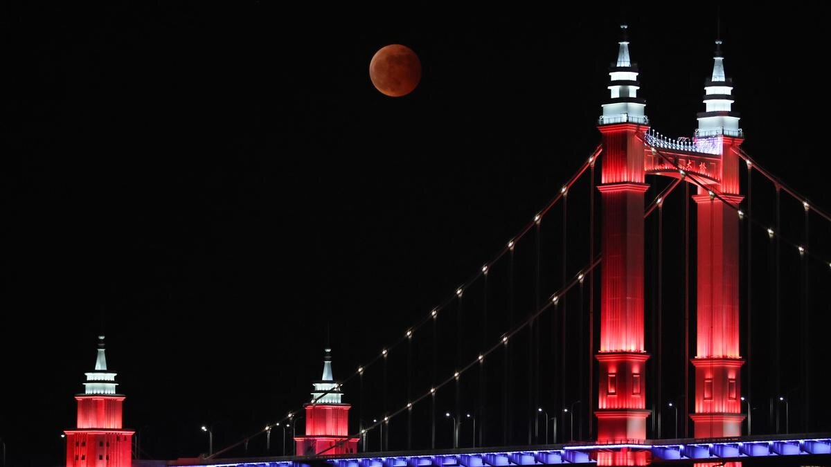    "Кровавая Луна" в Китае:Zou Xunyong/VCG via Getty Images