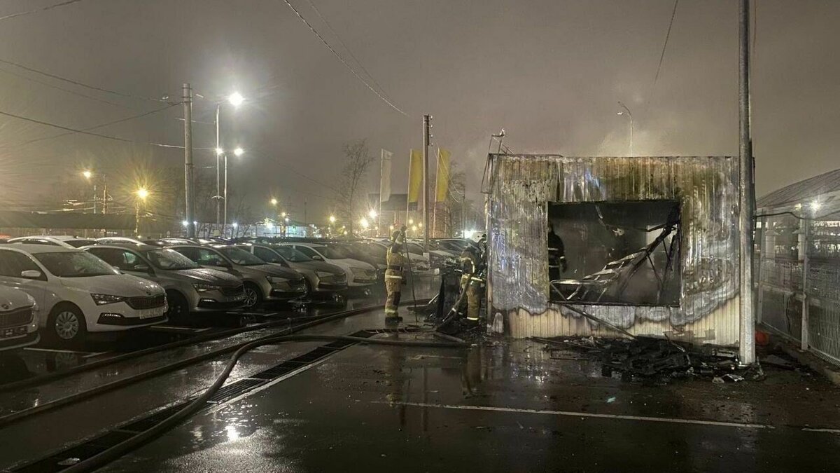     Пожар случился на парковке у автосалона в Нижнем Новгороде. В результате оказались повреждены 10 легковушек. Об этом рассказали в пресс-службе ГУ МЧС России по региону.