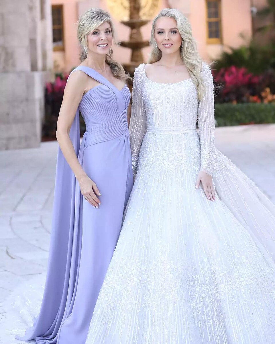    Тиффани Трамп с мамой Марлой МэйплсСоциальные сети