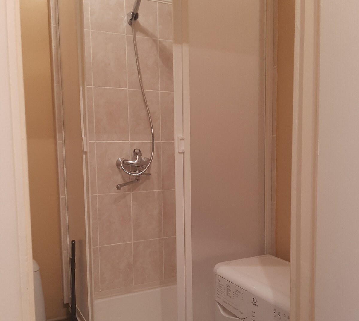 Фото автора. Ванная комната в нашей студии. Просто, но все новое.