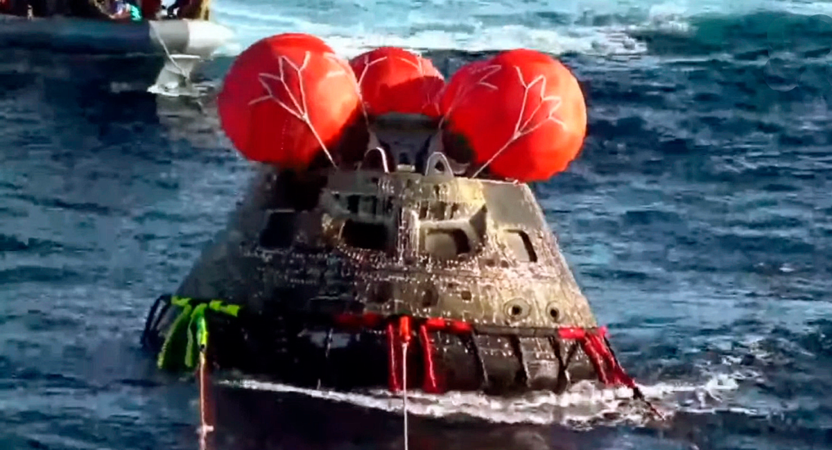 Капсула космического корабля ОРИОН после возвращения с лунной орбиты на Землю