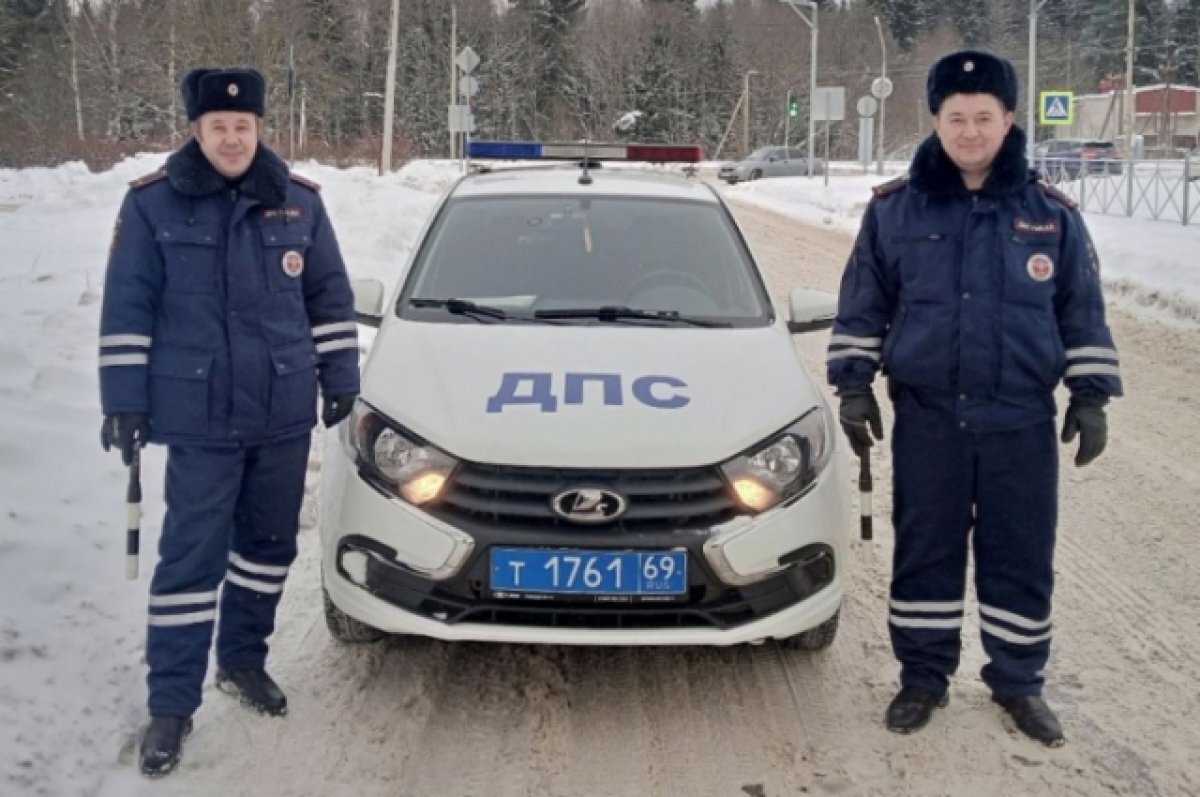    В Тверской области сотрудники ДПС помогли женщине, чьё авто съехало в кювет