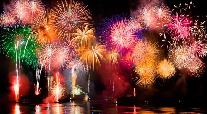  Самым красочным и «ярким» способом использования пороха стали фейерверки. В Поднебесной империи им придавалось особое значение: в канун Нового года китайцы по традиции жгли костры, изгоняя злых духов, страшащихся огня и резких звуков. Фейерверки для этих целей подходили как нельзя кстати. Со временем местные умельцы стали изготавливать разноцветные фейерверки путем добавления в порох различных реагентов.