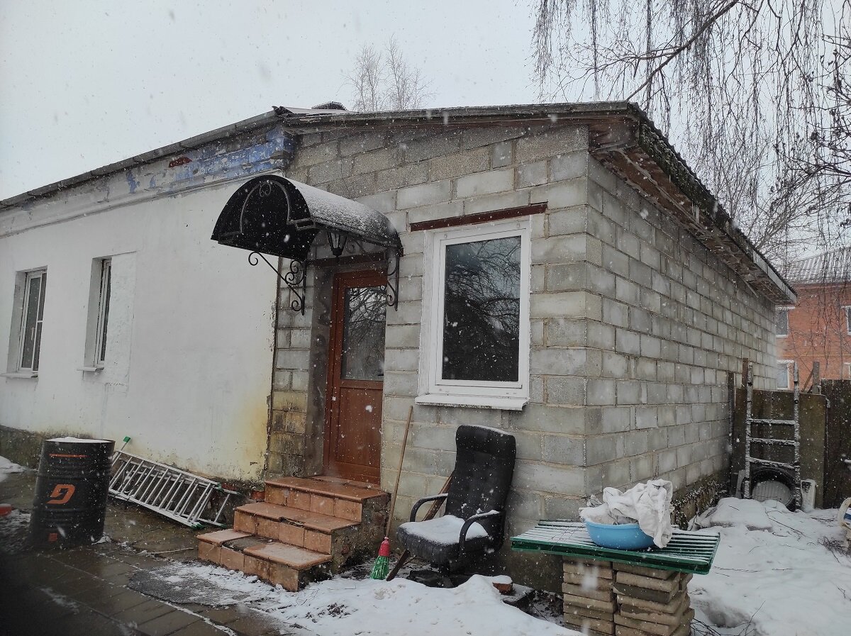 Предлагаем купить благоустроенный жилой дом в городе Волоколамск. Дом расположен по адресу: Московская область, Волоколамский городской округ, город Волоколамск, на улице Пороховской переулок ( район поселка Волоколамец рядом с Ново - Солдатской улицей). Жилой дом 2-х этажный, просторный, имеет 4 комнаты, подсобное помещение, террасу. Находится на земельном участке в 15 соток с подведенными центральными городскими коммуникациями: электричество, центральное отопление, центральный водопровод , условия приближенные к квартирам Волоколамска, что делает его одним из выгодных предложений и вложений. 
Участок просторный с небольшим наклоном, с назначением для ведения личного подсобного хозяйства. Отличное место для ведения своего хозяйства в городской черте. На участке расположен кирпичный гараж, хозяйственное помещение, теплицы. Подъезд к дому круглый год чистят коммунальные службы.

Для тех кто ищет дом для прописки и постоянного места жительства в городе Волоколамск, это идеальное место.

В данном случае, фотографии не передают полной картины дома.
Поэтому звоните и приезжайте смотреть.