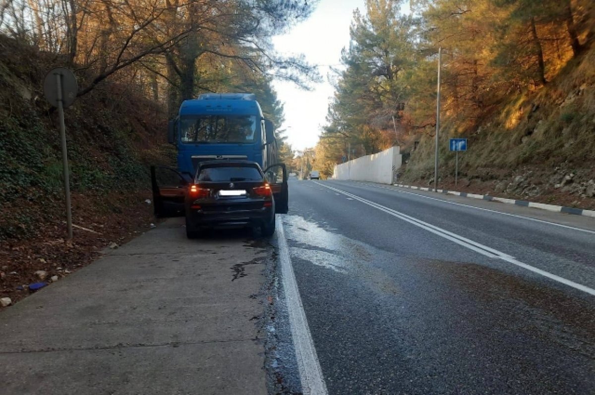    В Сочи водитель «БМВ» уснул за рулем и врезался в большегруз