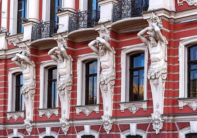 Атланты на фасаде двореца Белосельских-Белозерских 