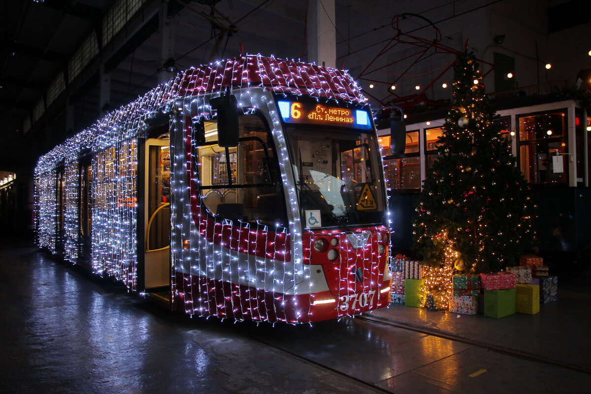 новогодний трамвай. новогодние трамваи в москве 2020. украшенный трамвай. новогодний трамвай в москве. трамвай с гирляндами.