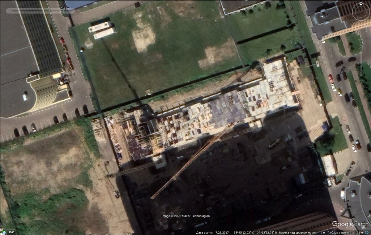 2017 год. Дом не влез в выделенный участок земли, хотя были подписаны все разрешения, проведены экспертизы строительной документации
