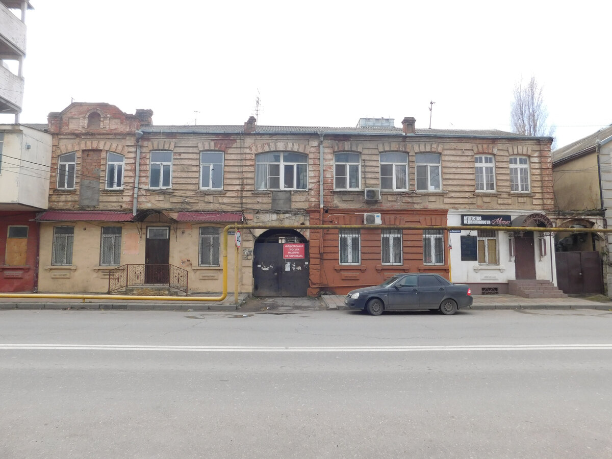 Досоветская архитектура в середине улицы