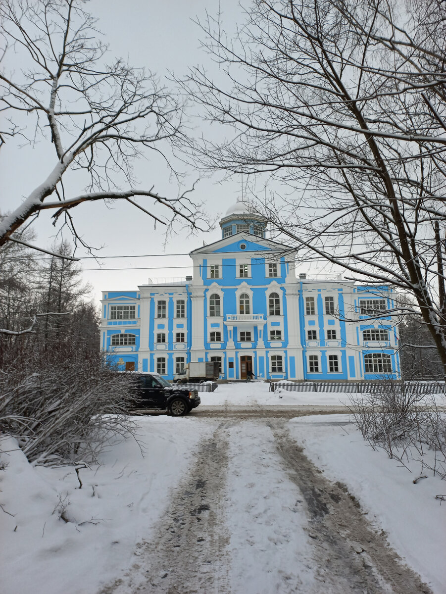 04.01.2023. Южный фасад. Здесь был главный въезд.