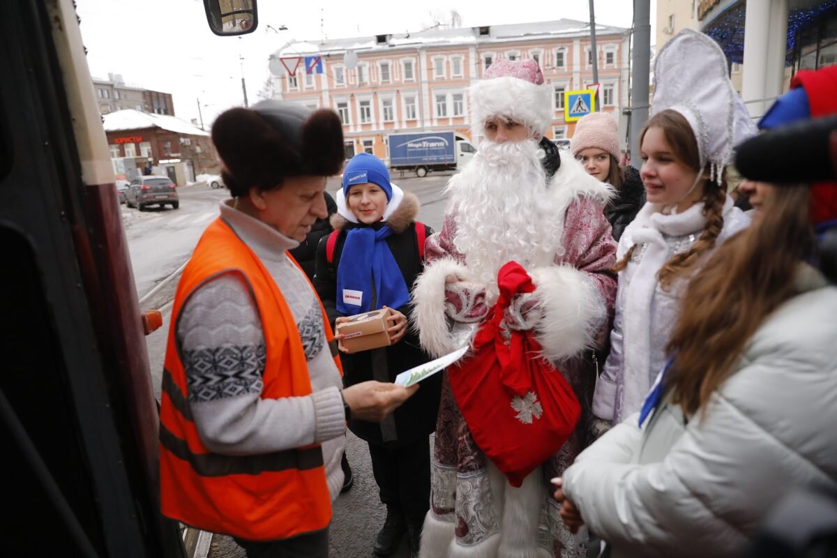    Нижегородские дети поздравили городовых и водителей трамваев с Новым годом: смотрим фото Елена Орленко