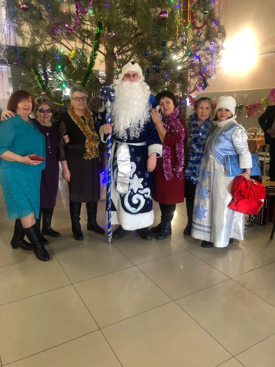   Дед Мороз с бабушками   фото автора