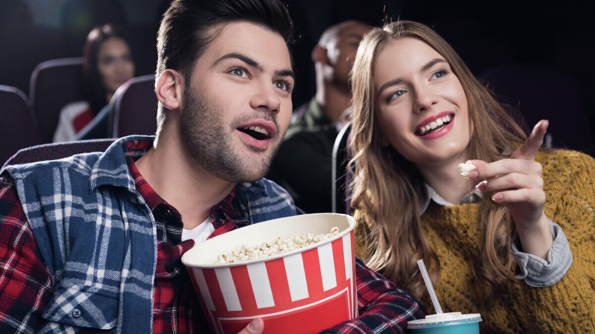    Молодые люди в кинотеатре© Depositphotos.com / DmitryPoch