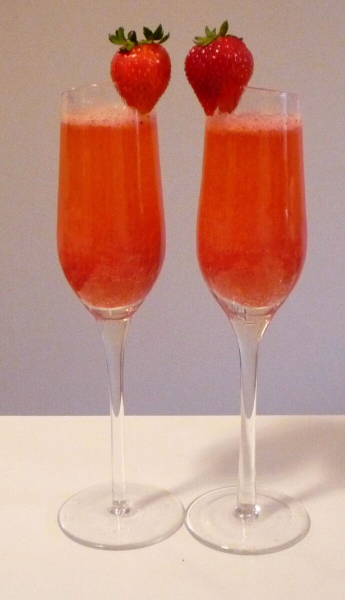 Россини коктейль. Strawberry Bellini. Розовый Беллини. Аналог Беллини только с клубникой. Фото клубничного Беллини дома.