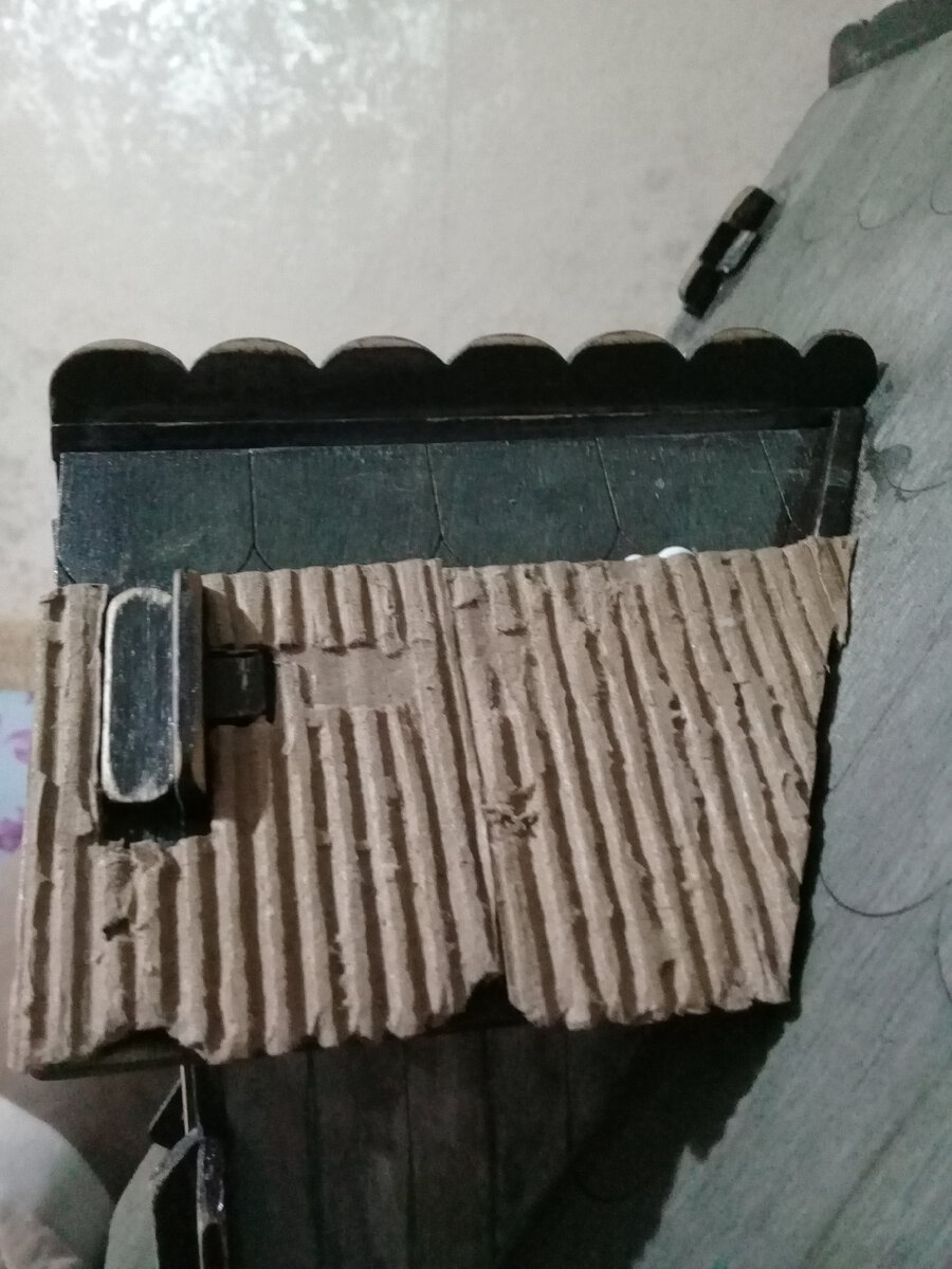 Рваные картонки тоже идут в ход: изображают битую черепицу😂