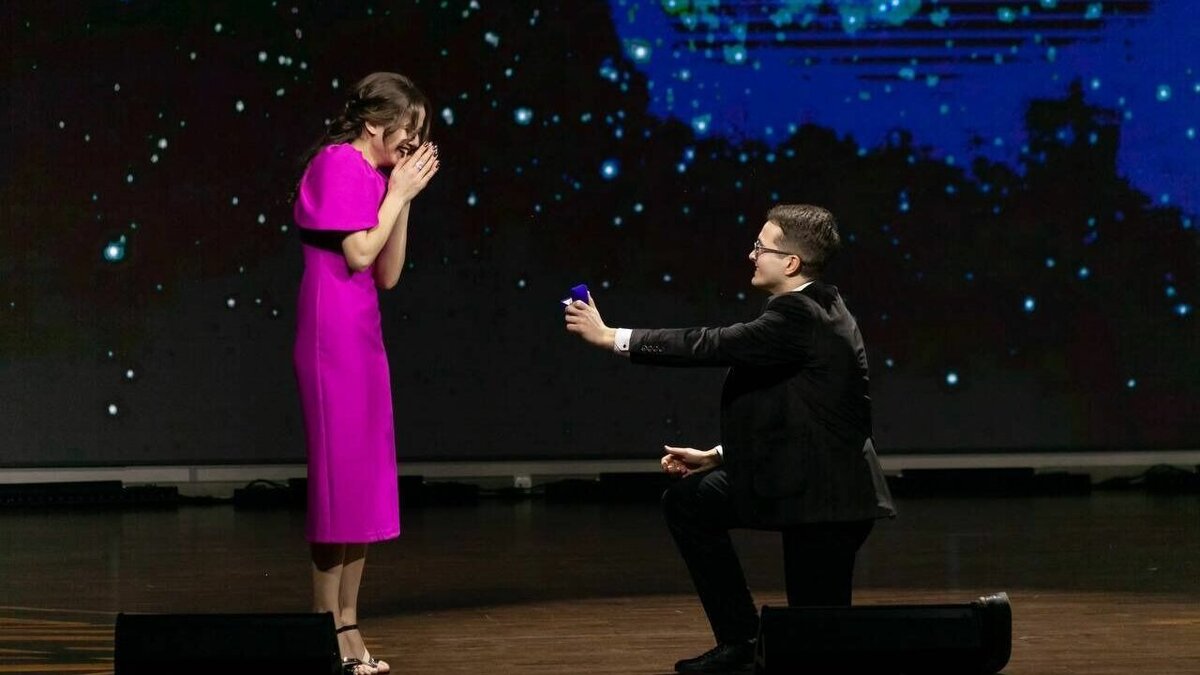     Сразу два студента в Пятигорске сделали предложение своим возлюбленным во время финала «Мисс и Мистер студенчество», сообщил глава города Дмитрий Ворошилов.