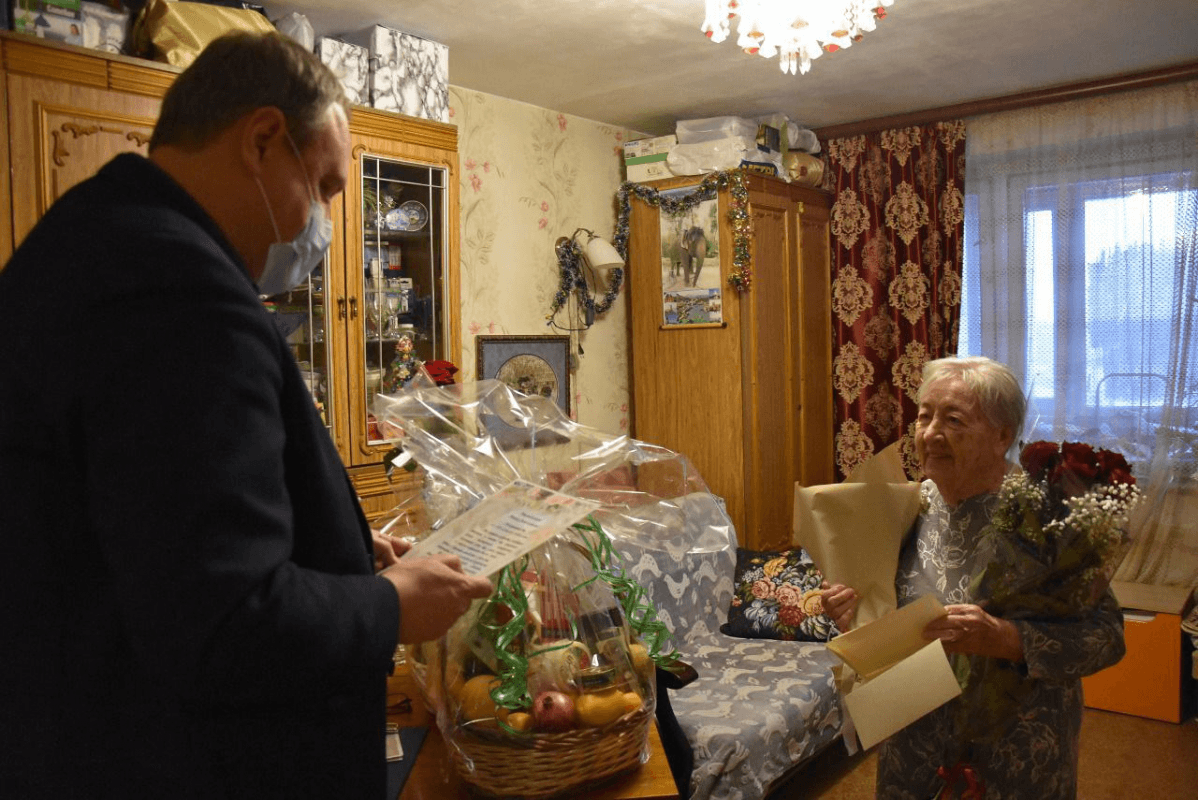    Поздравление Раисы Шевченко. Фото: пресс-служба городской администрации