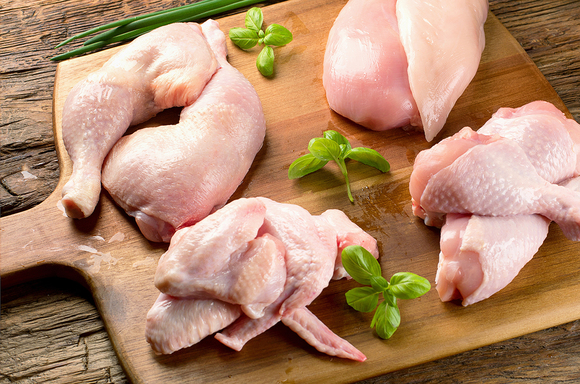 Постарайтесь купить охлаждённую или парную курицу, которая отличается от замороженной птицы гораздо более богатым вкусом и нежным мясом. 