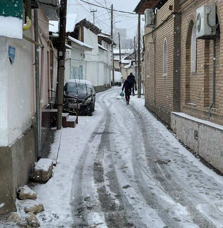 По улочкам неспешно год тихо уползает