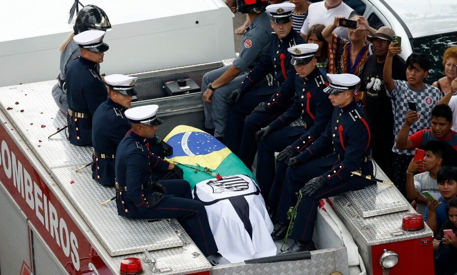    Тело Пеле везут к месту захоронения. Фото: Reuters