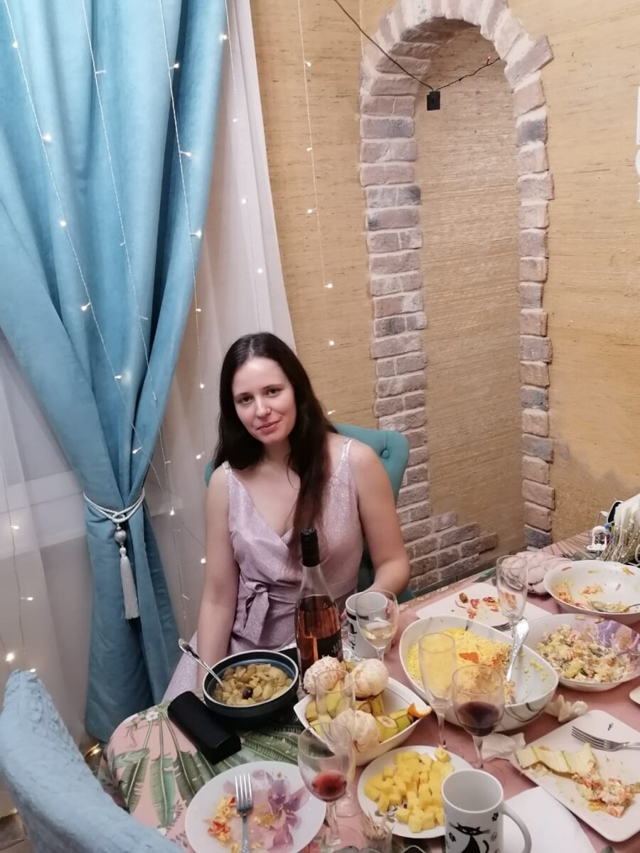 Это я в новогоднюю ночь, часа в 2, пытаюсь делать вид, что у меня полно сил 😅 Да, как видите, ничего не вышло😅