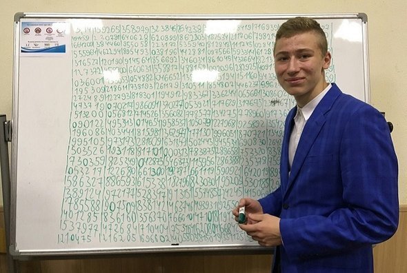 Екатеринбургский школьник Денис Бабушкин - обладатель рекорда по запоминанию знаков числа «пи» после запятой в России