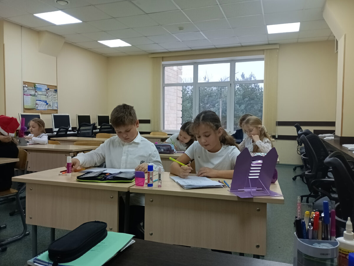 Ученики второго класса за работой