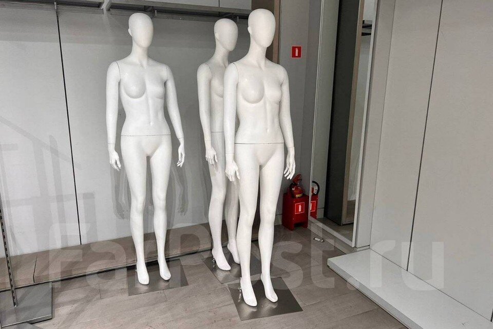     Совсем недавно на них висели брендовые вещи. Фото: FarPost