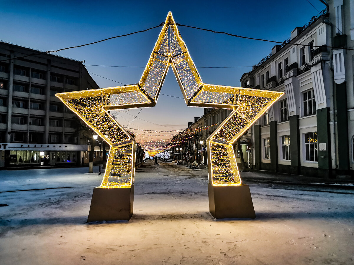Улица Ленина у площади Ленина. К сожалению, любую красоту у нас портят коммуникации, проложенные тяп-ляп.