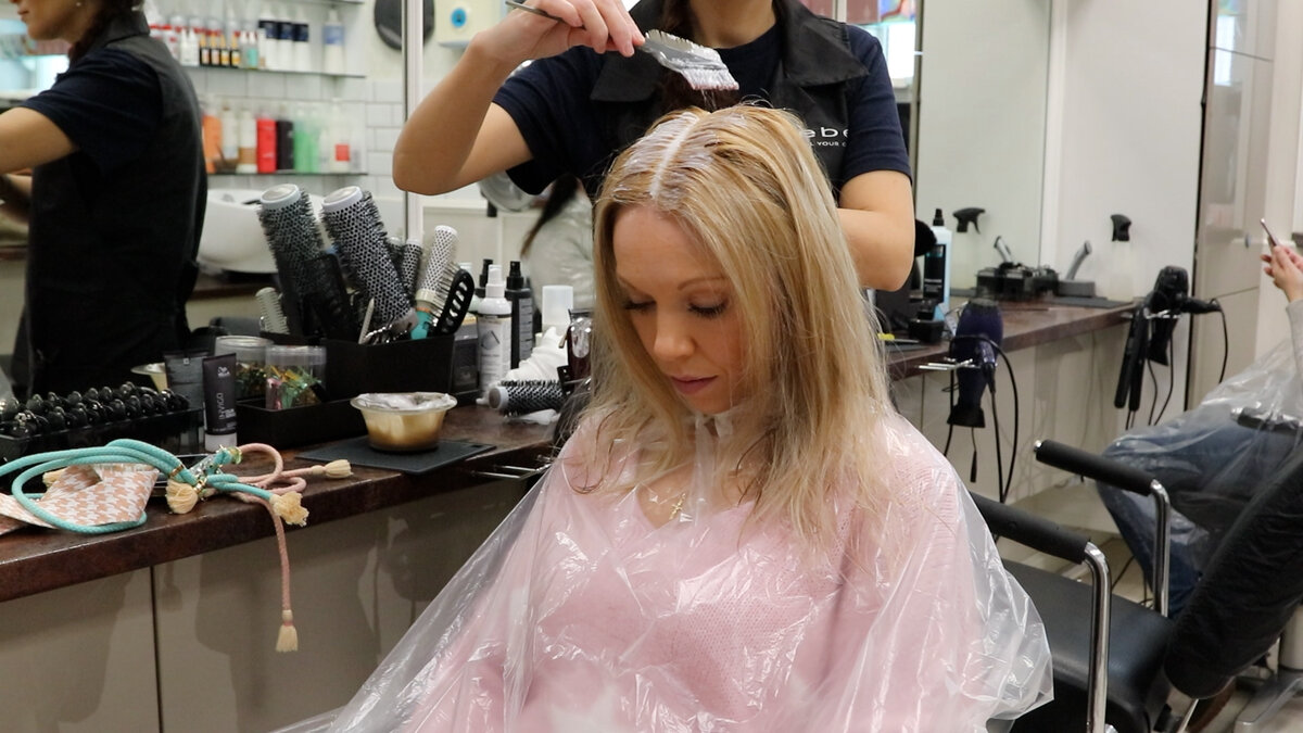 Наносим краситель на корни волос