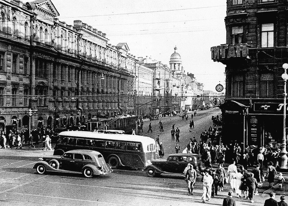 Слева в углу — светофор на перекрестке проспектов 25 Октября и Володарского (сегодня Невский и Литейный). Фото: gudodd.ru