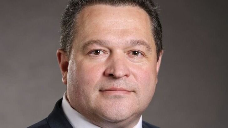     Руководитель нижегородского Совета отцов Александр Заремба назвал граждан, уехавших из страны после начала частичной мобилизации, предателями Родины. По его мнению, их необходимо лишать гражданства. На эту тему мужчина опубликовал пост в группе возглавляемой им организации во «ВКонтакте».