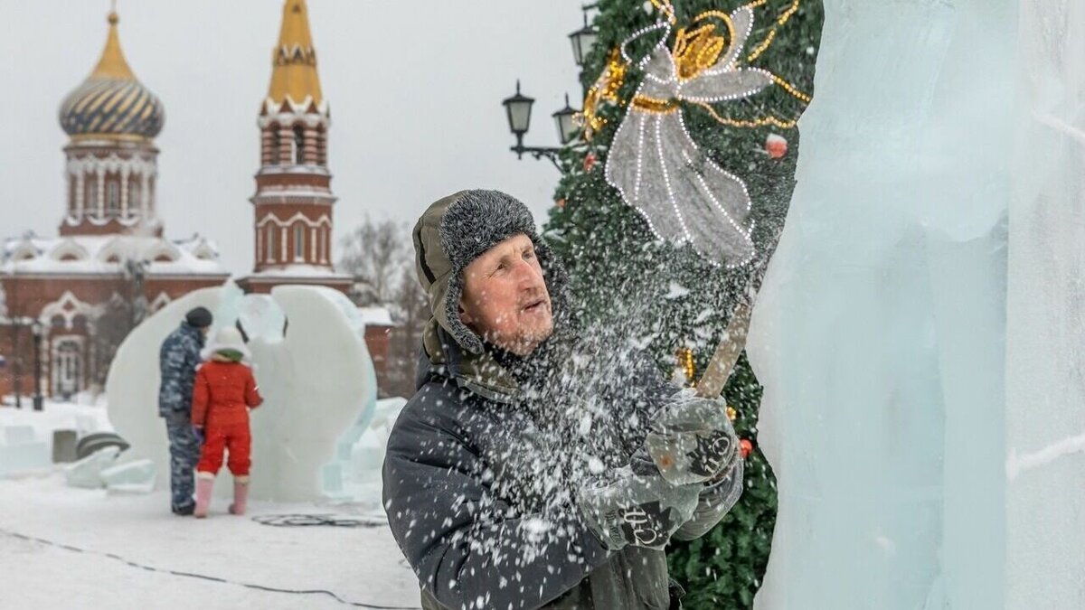     В Ижевске участники ледового фестиваля ангелов и архангелов начали создавать первые скульптуры изо льда.
