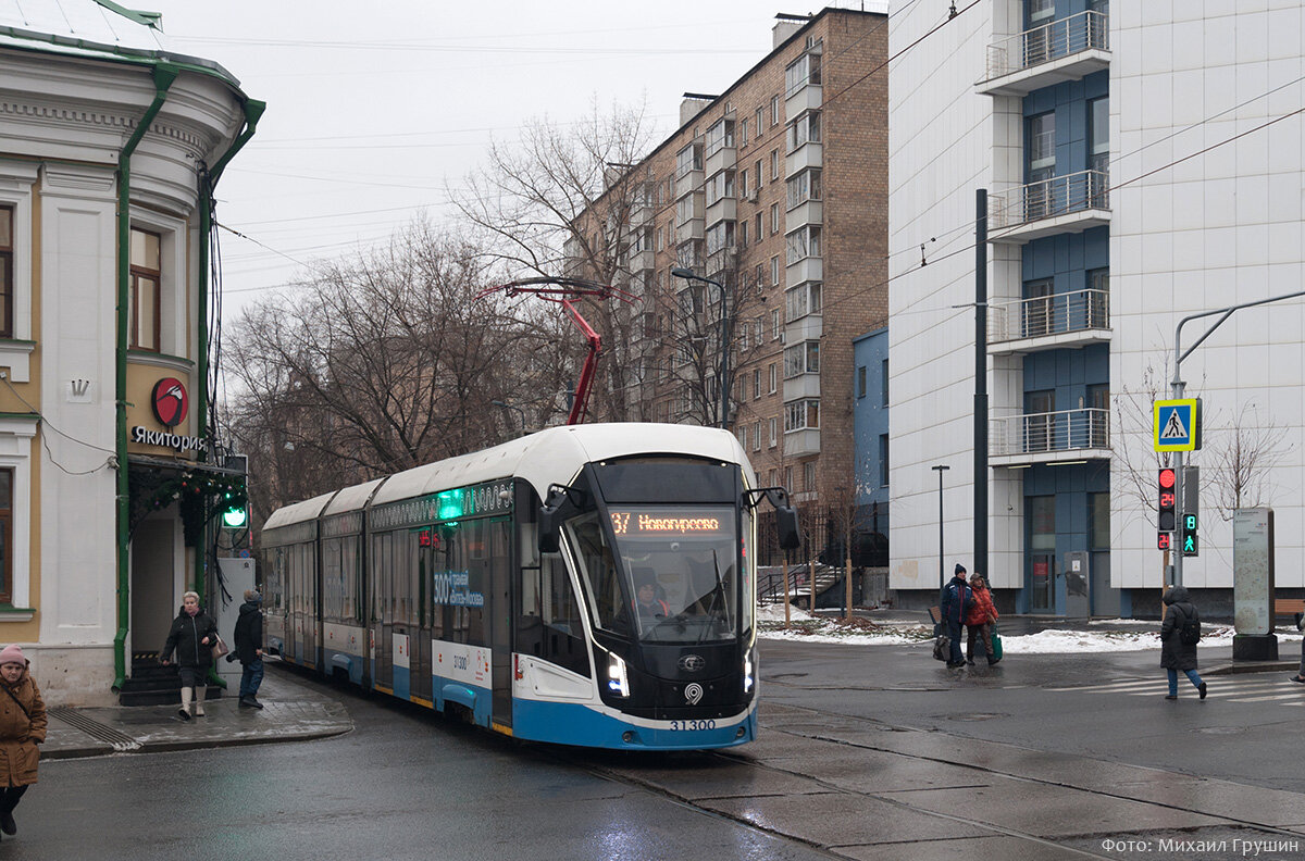 Трамвай № 37 на Бауманской улице. 15 января 2023 года. Фото автора