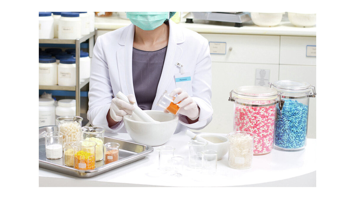    Фармацевт готовит лекарство© РИА Новости . venusangel