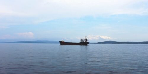 Фото: https://abnews.ru/ (https://cdn.abnews.ru/storage/wp-content/uploads/2022/09/sea-ocean-boat-ship-tanker-vehicle-2286-pxhere.com_.jpg__1200_16x9.jpg)
