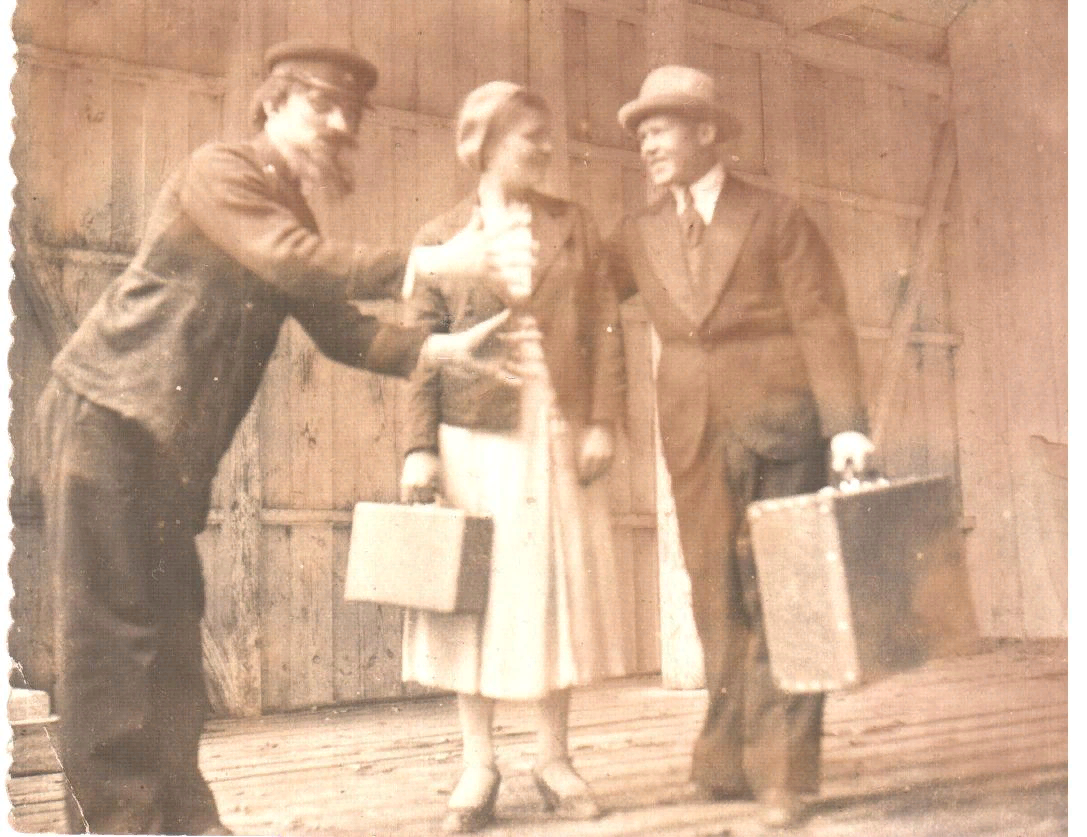 1940 год, Белоруссия. Мама на сцене в главной роли одного любительского спектакля.   
