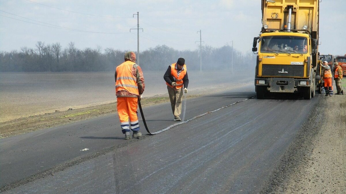     В Ростовской области до нормативного состояния отремонтировали 25 километров дорог в 2022 году, об этом сообщили в пресс-службе ФКУ «Упрдор «Москва-Волгоград».