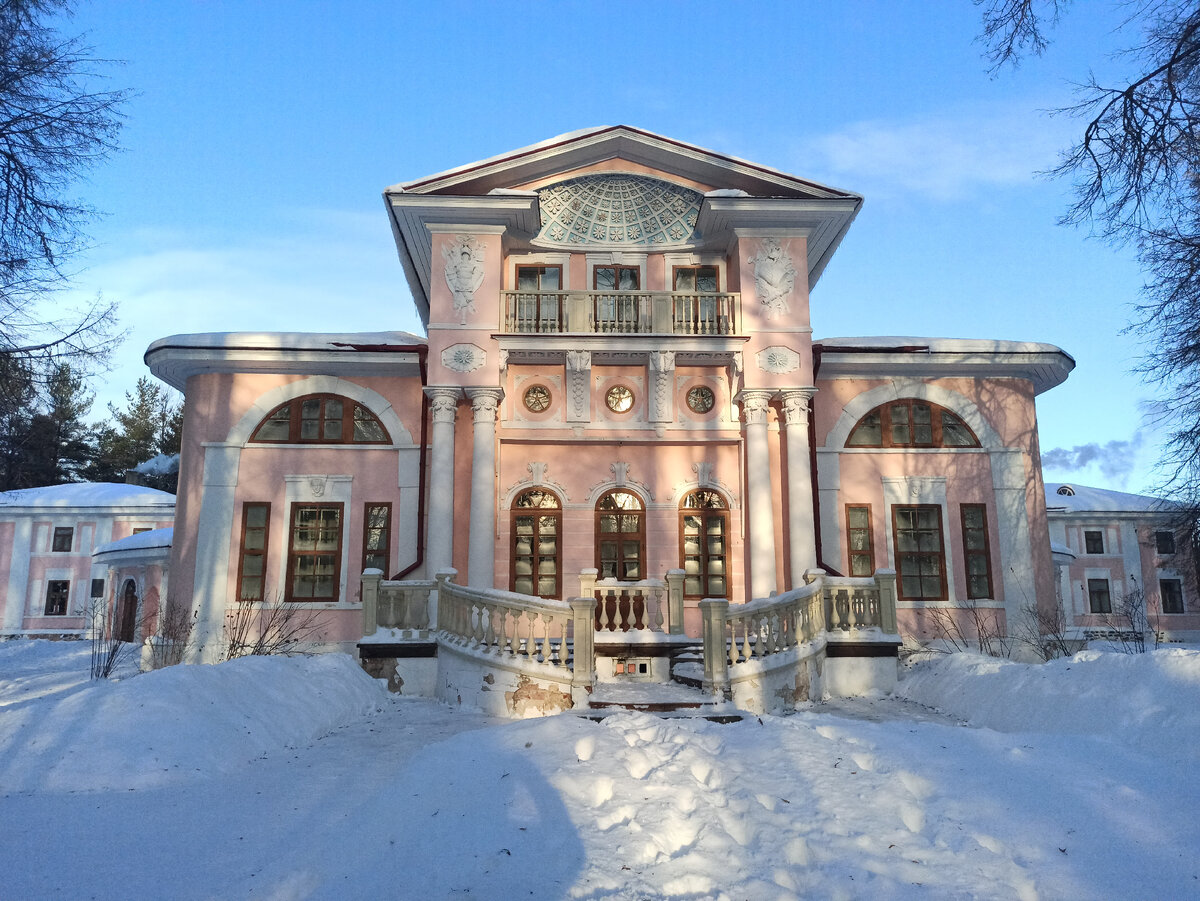 Главное здание усадьбы. Красивый, не очень большой дом с флигелями. 