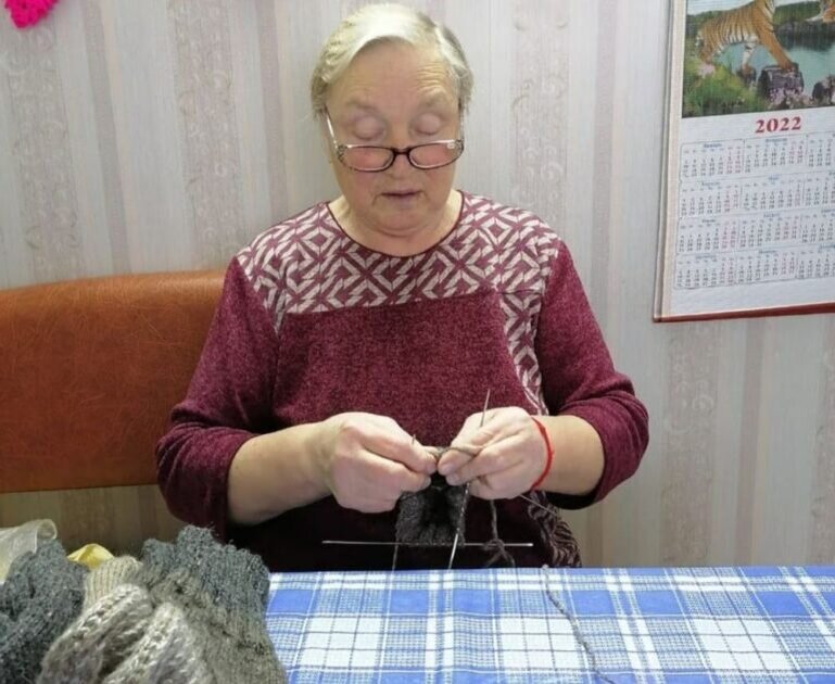    Жительницы Ташлинского района вяжут в подарок к 23 февраля тёплые носки для бойцов СВО Елена Шкатова