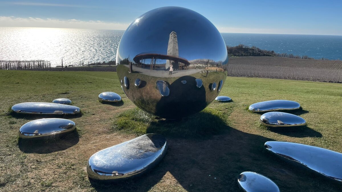 Инсталляция, олицетворяющая капли ртути, собирающиеся в единое целое. Весьма символично, учитывая идущий процесс сборки русских земель. С другой стороны, можно ее расценить и как символ … плевка: «Плевали мы на санкции».  «Винный парк» при отеле «Мрия».  