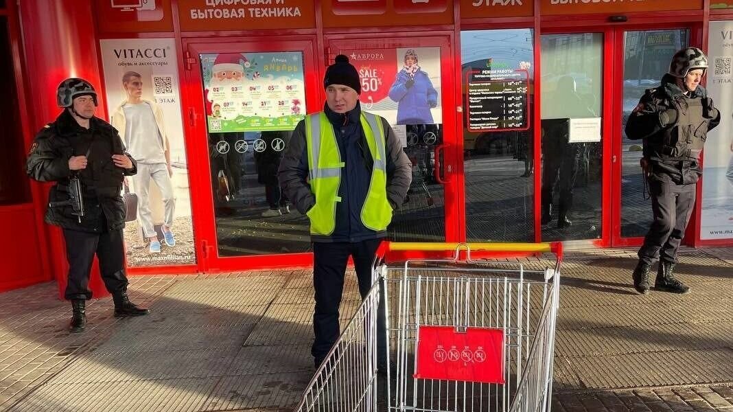     В ходе субботних противопожарных учений в ижевском торговом центре «Италмас» спасателей сопровождали автоматчики со скорострельным оружием, предназначенным для ведения ближнего городского боя. Об этом Udm-Info сообщил источник из числа арендаторов помещений в торговом центре.