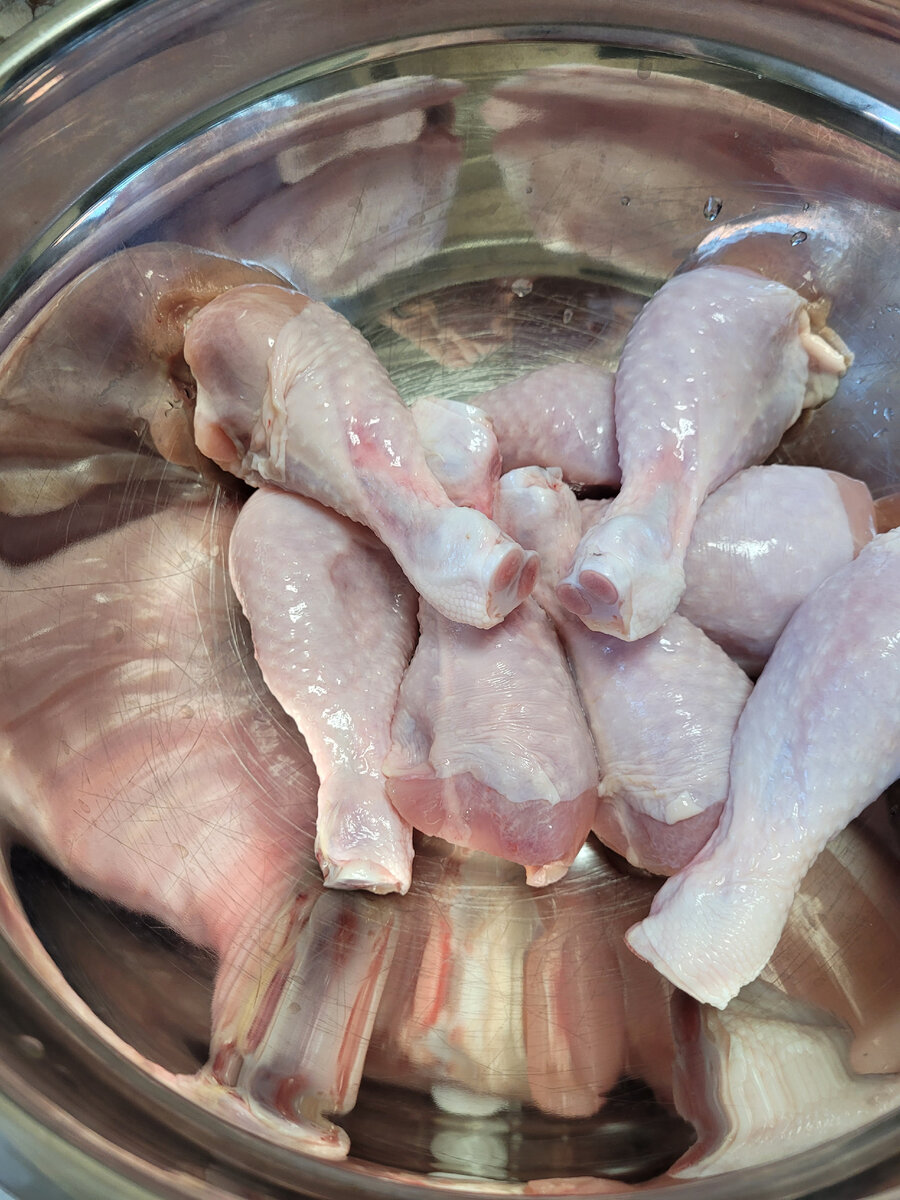 Голень хорошо промыть, просушить.Мясо замаринуем.